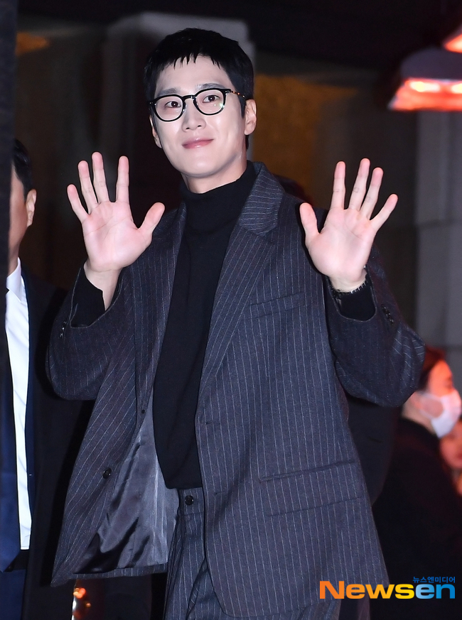 安普賢出席好友金宇彬婚禮「摘眼鏡擦淚」被捕捉