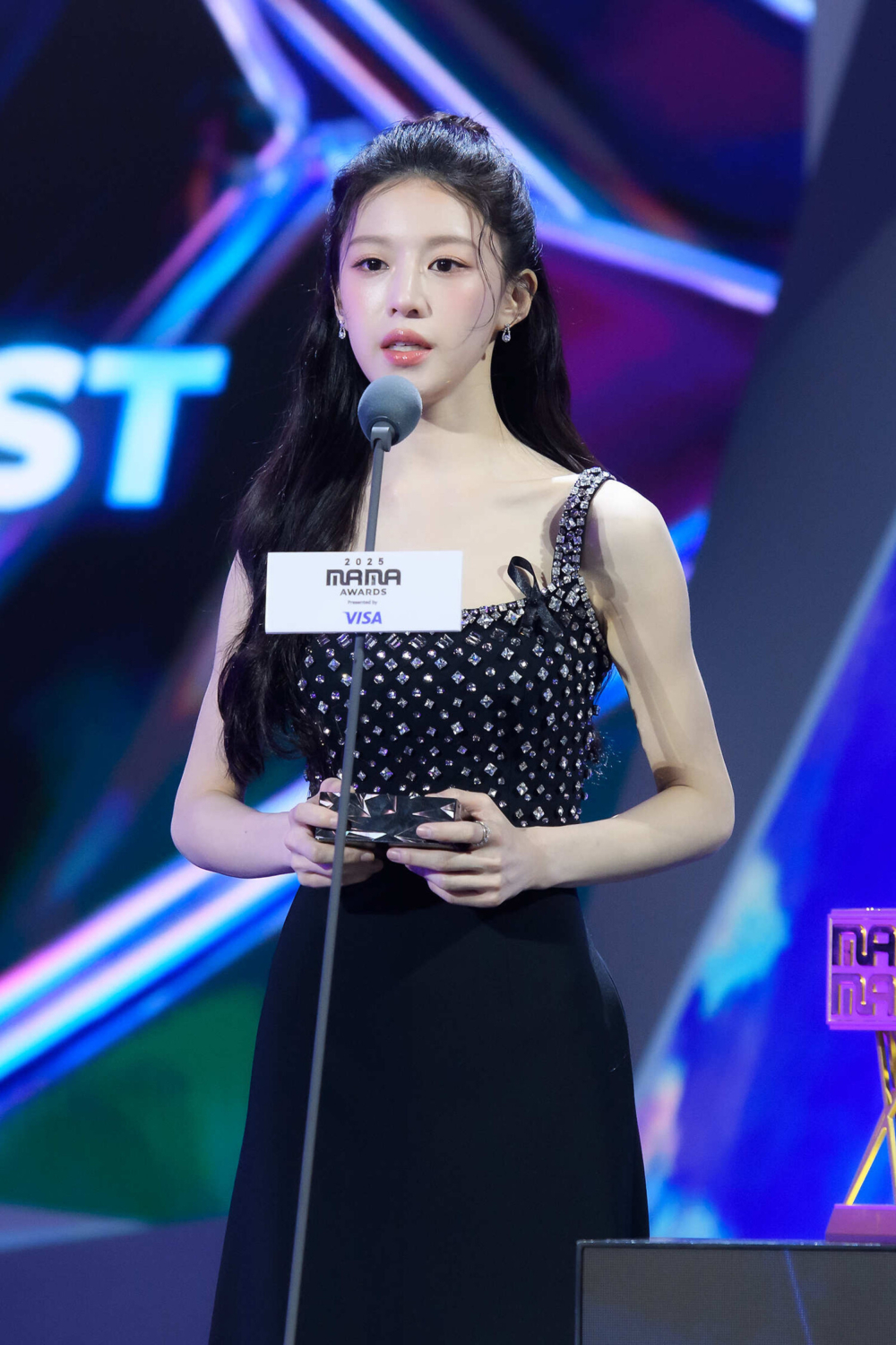 高允貞登MAMA「緊張到石化+聲音狂抖！」