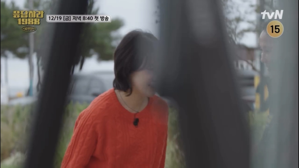 《請回答1988》10週年特輯疑似出現金雪的身影