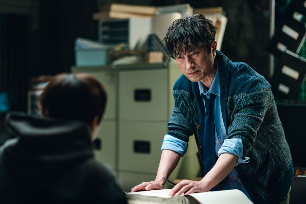 金炳哲飾演只要一喝酒就會啓動能力的超能力律師「卞湖仁」