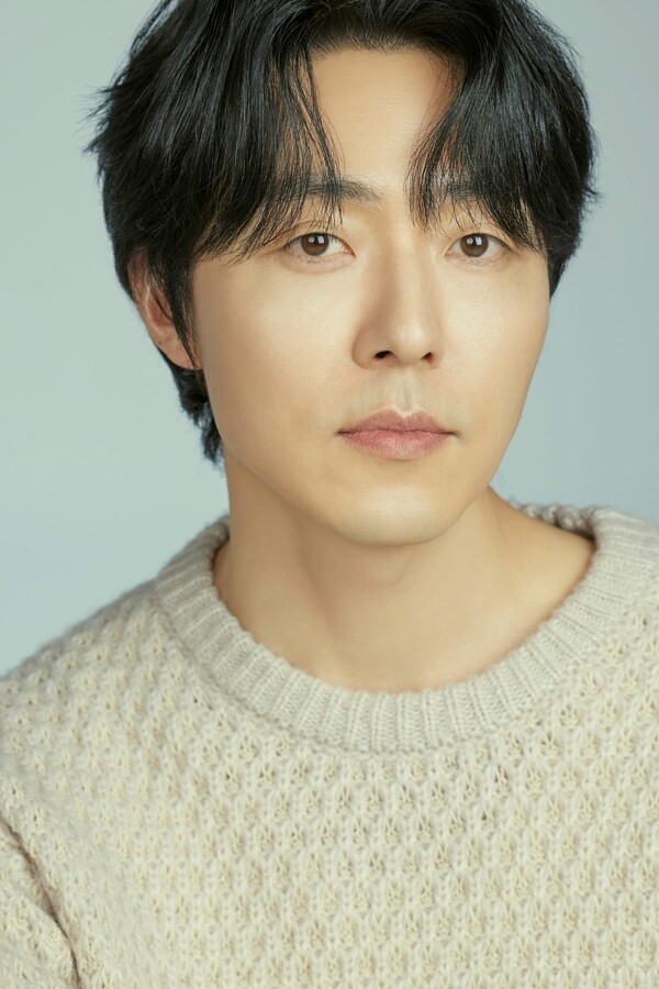 李茂生飾演表面上是美國媒體的駐京城特派員，實則是救國團成員「 柳菲利普」