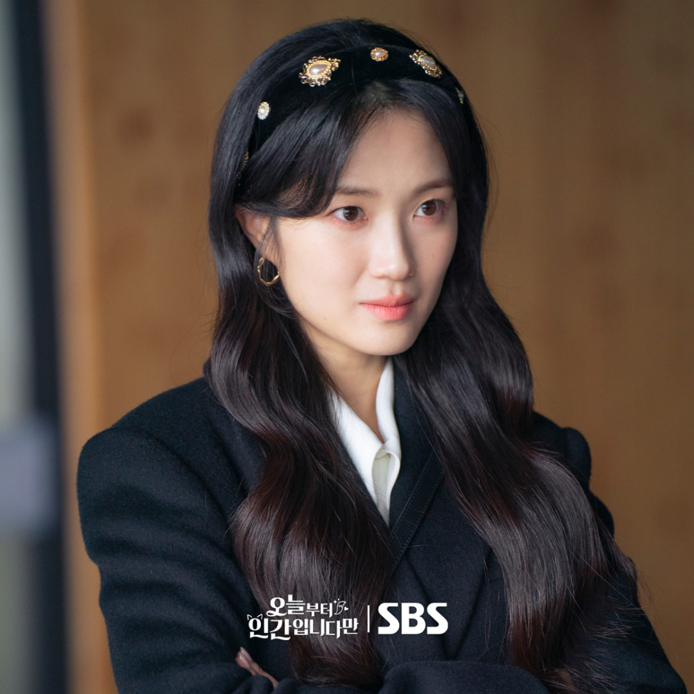 金惠奫飾演的是對成為普通人「一點興趣都沒有」的怪咖九尾狐「銀狐／金玉淳」