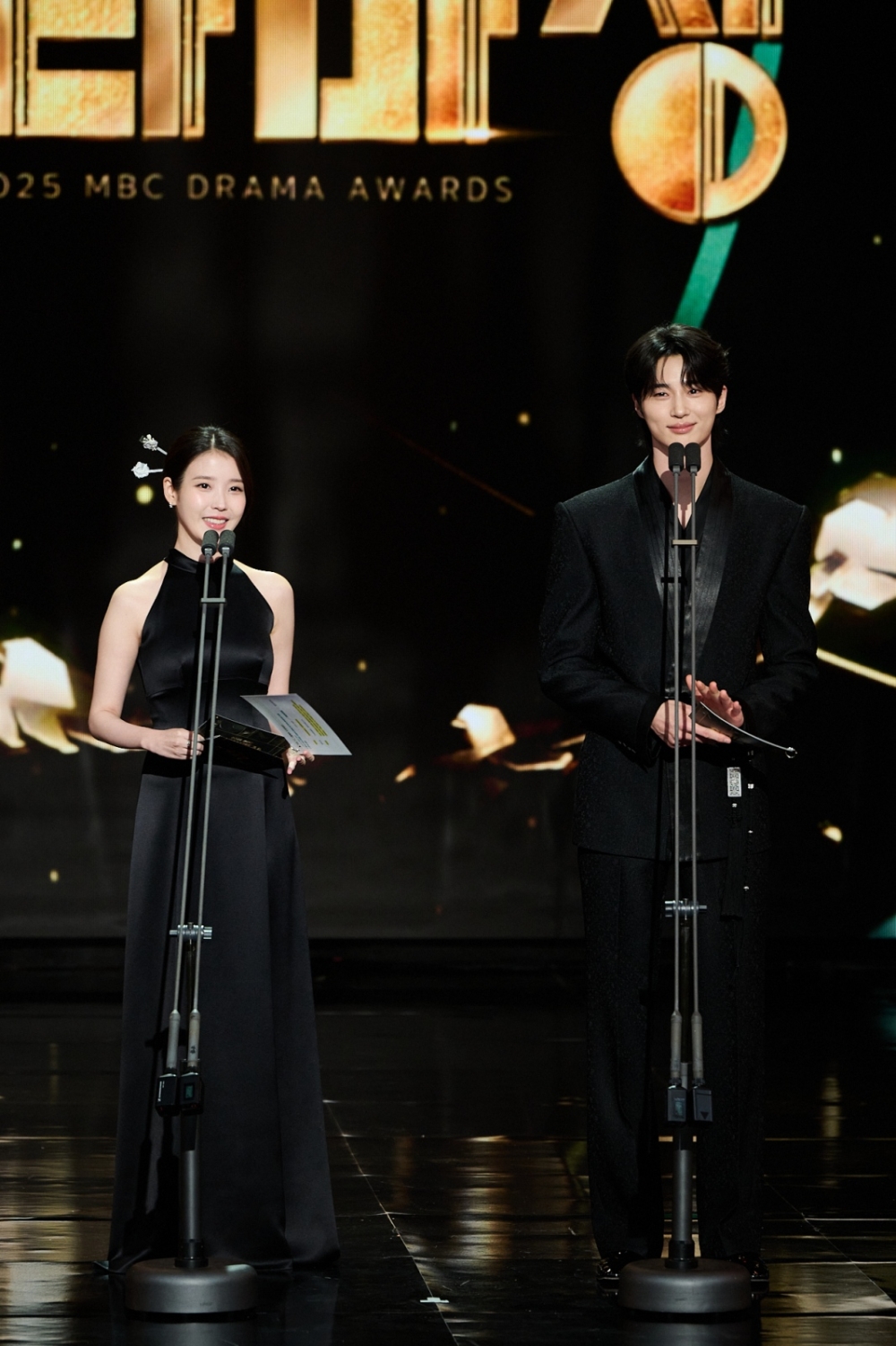 IU&邊佑錫首度同框太養眼