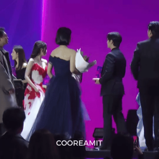 IU&俊昊台上互相鞠躬祝賀畫面太可愛