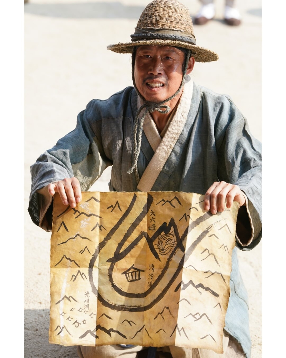 柳海真飾演有情有義的村長「嚴興道」