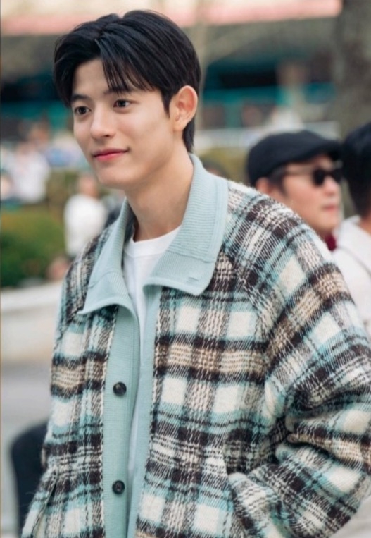 朴所羅門飾演自大但絕不懶惰的世界級足球選手「姜時烈」