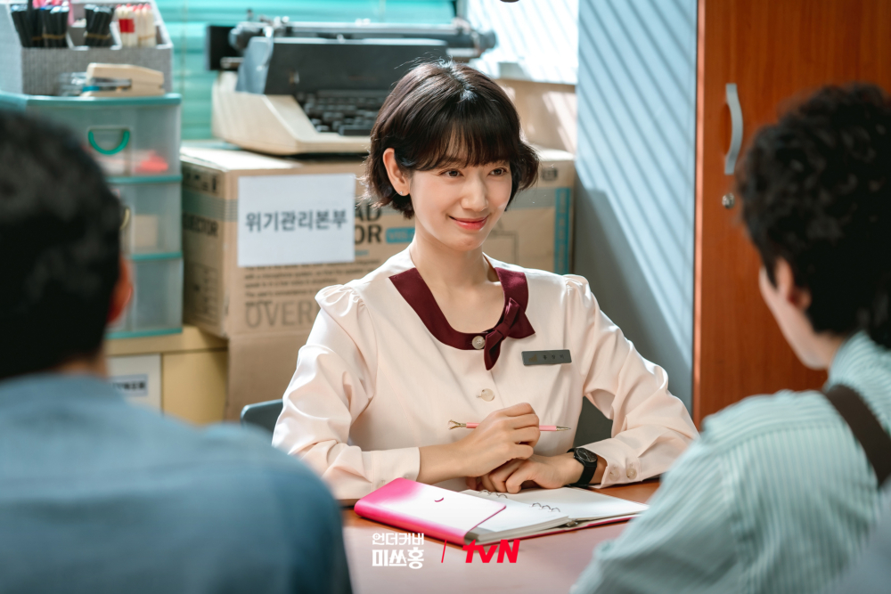 朴信惠飾演從一名冷酷嚴厲金融監督院的菁英監察官，一夕之間化身為證券公司的高中畢業新進職員「洪金寶」