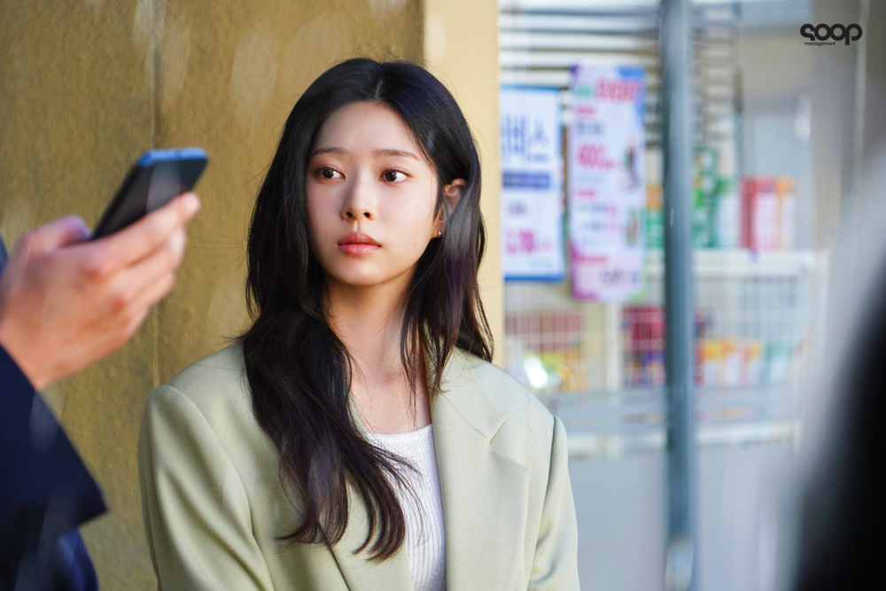 金玟周飾演泰伍的初戀「牟恩雅」