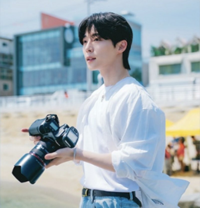 裴仁赫飾演助理攝影師「宣泰亨」