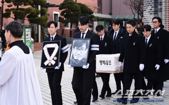 安聖基昨日出殯