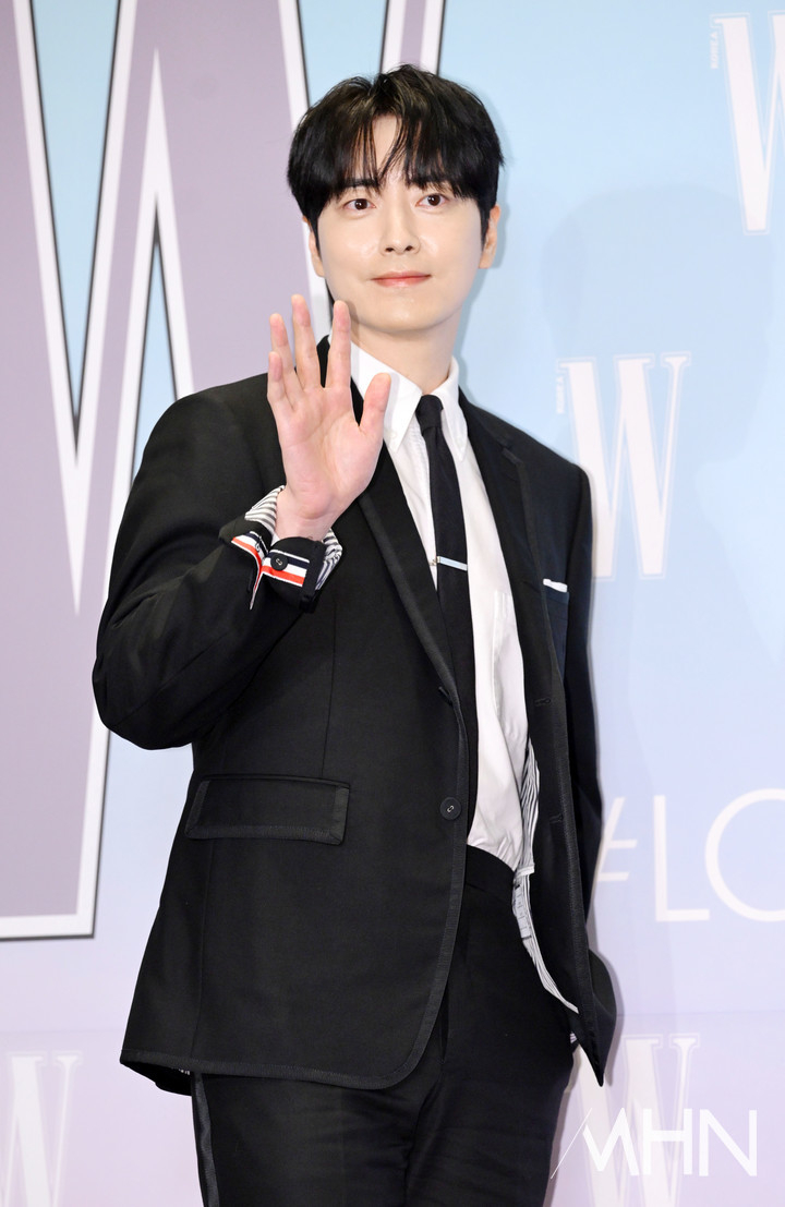 李浚赫新劇《覺醒》官宣！首次挑戰驚悚題材，化身「最帥驅魔神父」