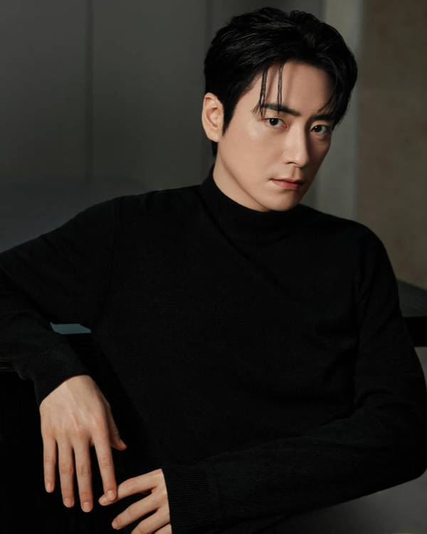 李浚赫飾演男主角「安東尼奧」是位驅魔神父