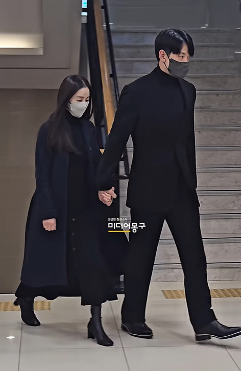 金泰希與Rain一起去悼念安聖基