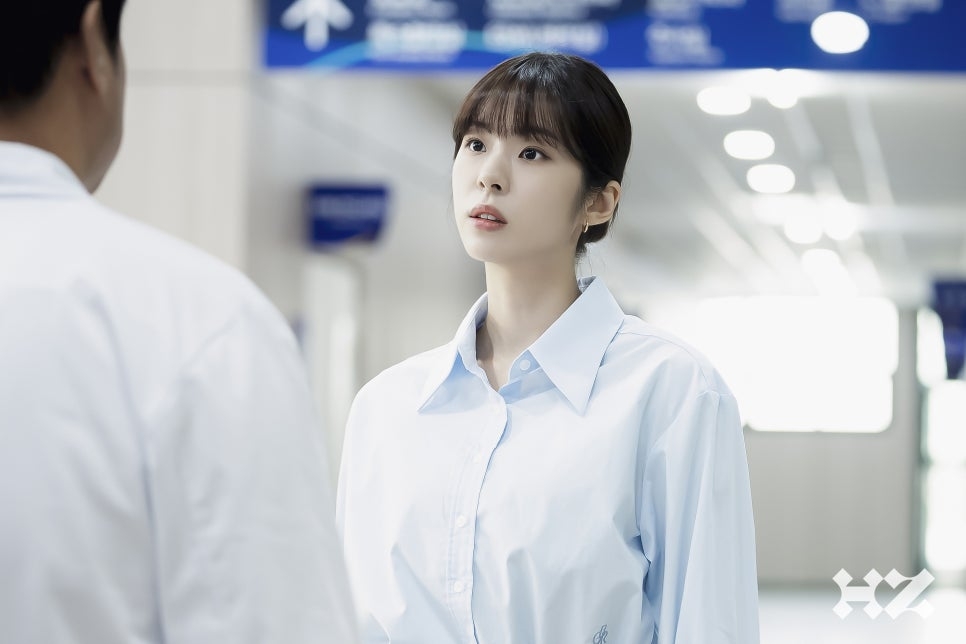 徐恩秀則飾演體育老師兼棒球部部長「尹瑞真」