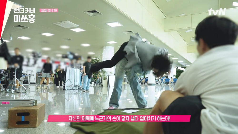 一氣呵成地將身高181公分的演員曹瀚結過肩摔放倒