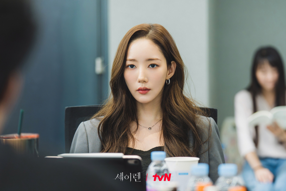 朴敏英在劇中飾演擁有絕美外貌與挑逗魅力的美術品拍賣官 「韓雪雅」