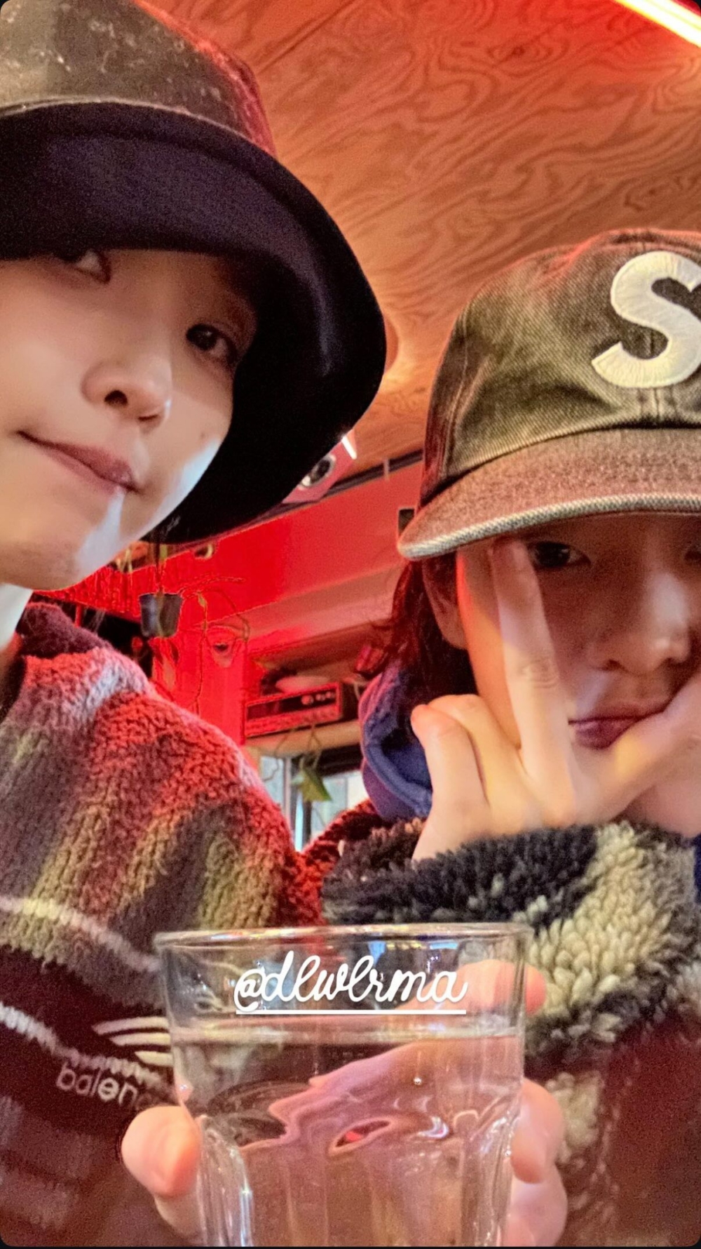 IU與演員李妍的合照