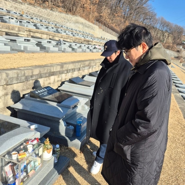 摯友尹熙錫拜訪李善均墓地