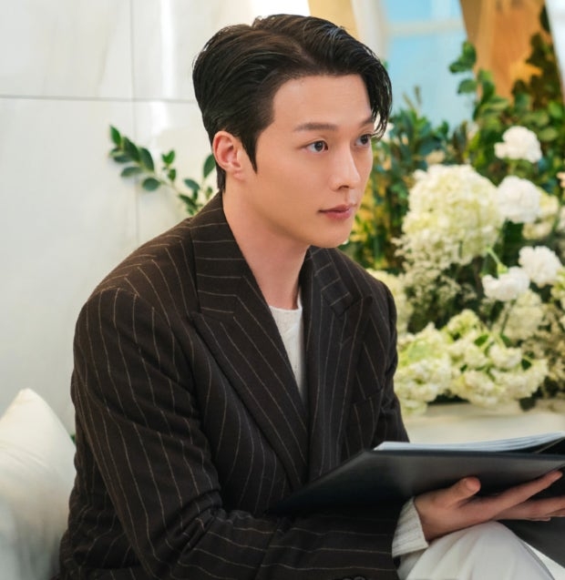 張基龍在劇中飾演「納拉銀行」營業部首爾區域本部的中部組長「卓道一」