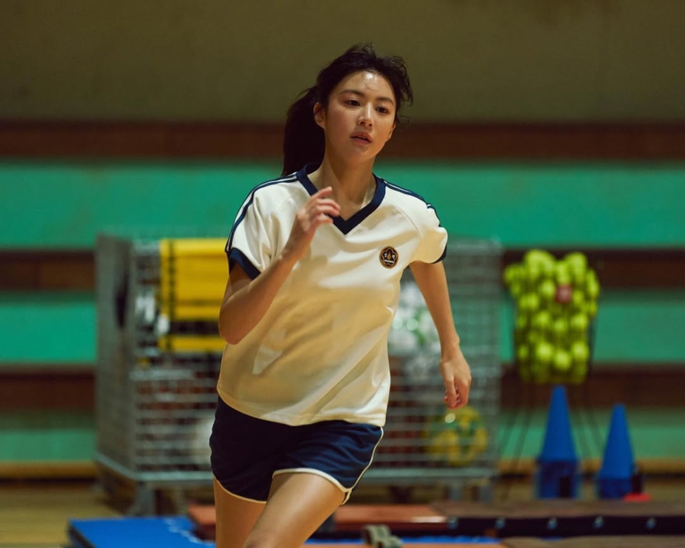 高允貞在《Moving》第一季飾演繼承了父親九龍浦的再生能力的高中生「張喜秀」