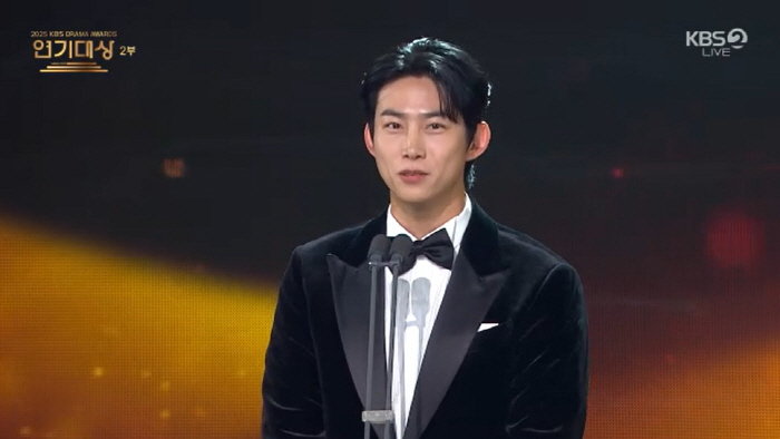 玉澤演在《2025 KBS演技大賞》告白未婚妻
