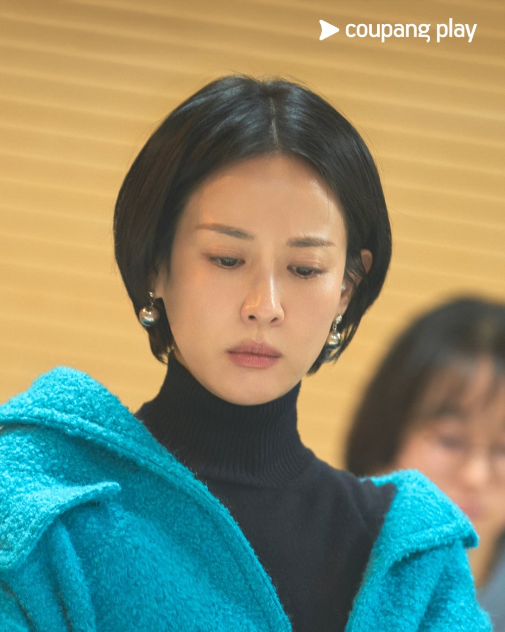 曹汝貞飾演慶熙家對面的鄰居「秀晶」