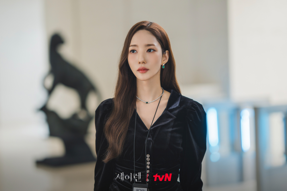 朴敏英飾演擁有絕美外貌與挑逗魅力的美術品拍賣官 「韓雪雅」