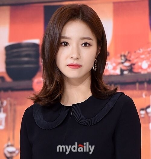 女主角原定由申世景出演