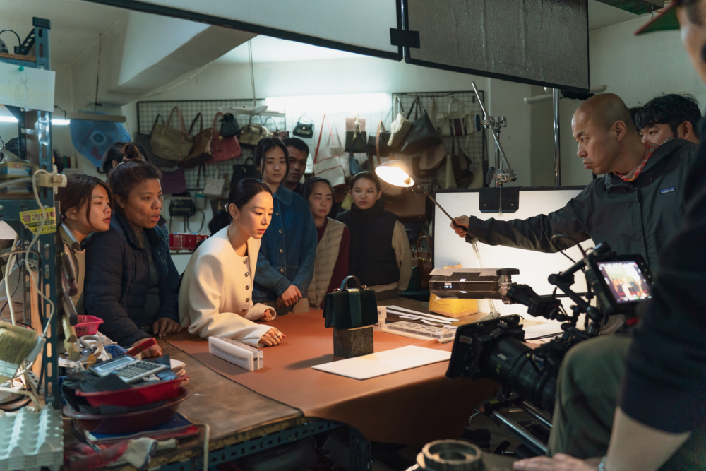 出自地下工廠的高仿包款，竟被包裝成頂級精品