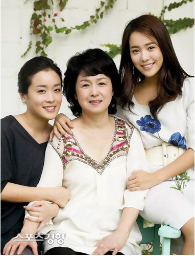 韓志旼與媽媽、姐姐合照
