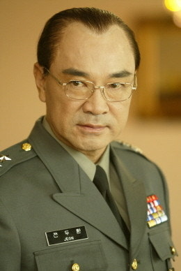 李德華從年輕時期便開始長期佩戴假髮