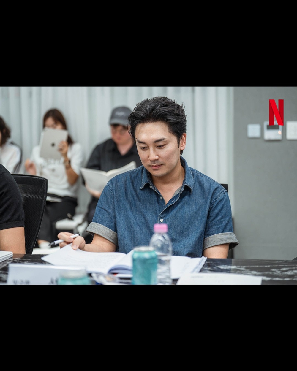 徐現宇飾演青華集團中的異類、行動4隊理事「劉一九」
