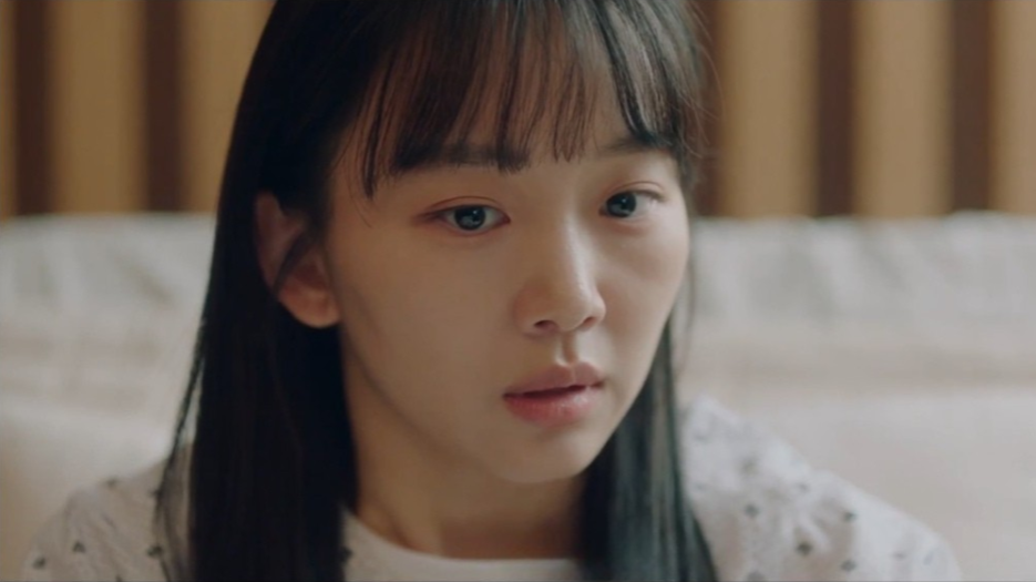 秦基周飾演曾遭受性暴力傷害的精神科醫生「洪慶」