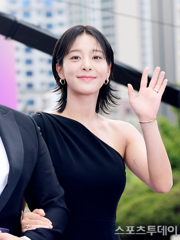 薛仁雅飾演的「男」秘書「姜在熙」表面上是隨行秘書，實則是特種部隊出身的刑警