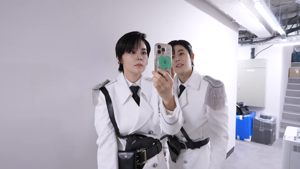 工作人員再度讓兩人挑戰用臉解鎖手機