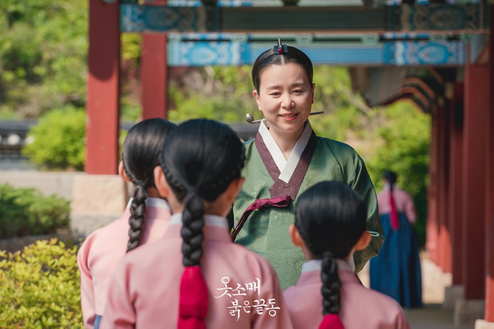 《衣袖紅鑲邊》