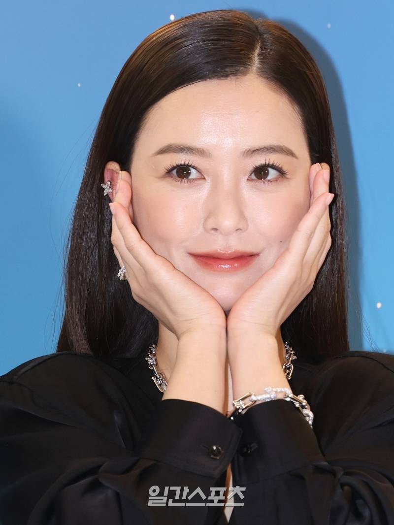 鄭裕美近日接到的角色提案，則是男主角「金智勳」的妻子「李善熙」