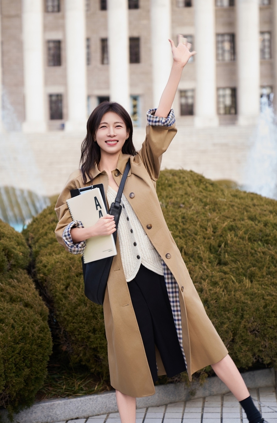 河智苑憑藉著令人驚嘆的凍齡美貌，完美融入新生群中，絲毫沒有違和感