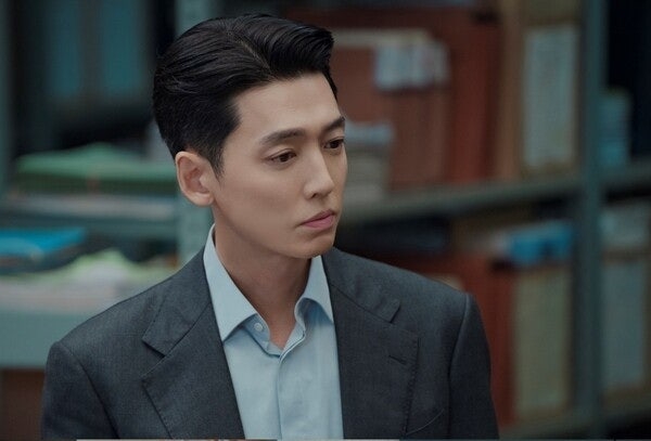 鄭敬淏飾演患上「早期更年期症候群」的男主播「羅伊俊」