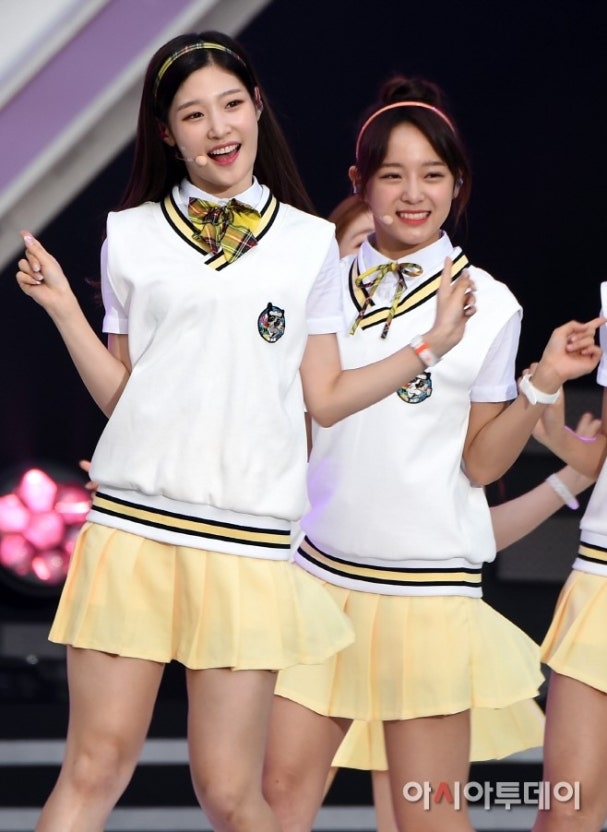 曾與金世正一同以I.O.I活動的成員鄭彩娟目前也隸屬該公司