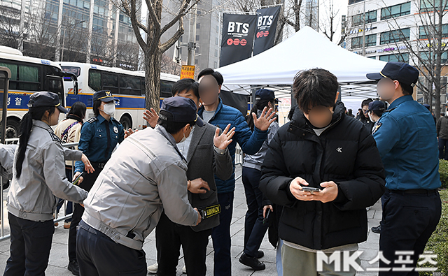 光化門站附近進行行李檢查和人身搜查