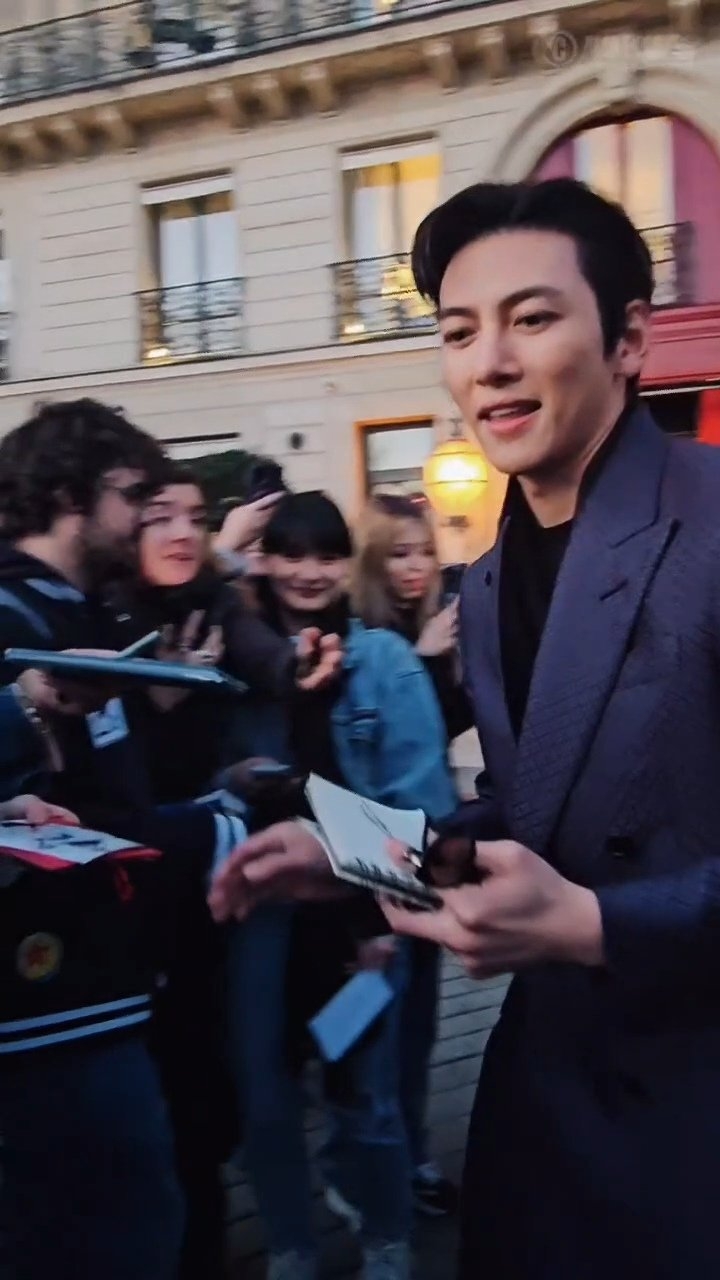 池昌旭再度不小心拿走粉絲的簽名本