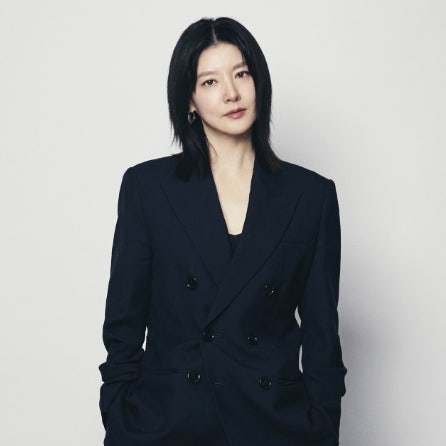 李英愛飾演美術老師兼畫家「周英仁」