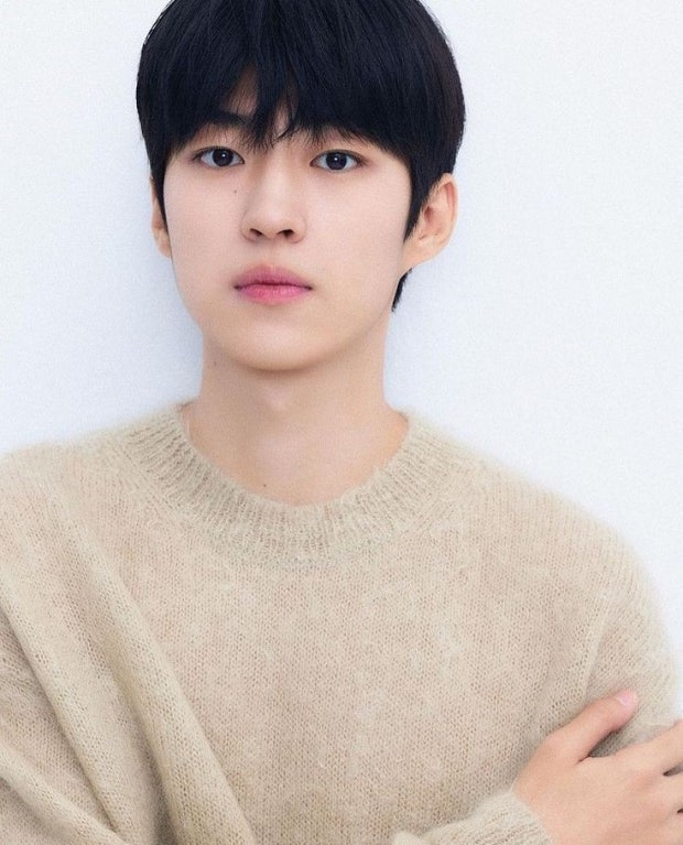 白成哲飾演配角演員「沈佑建」