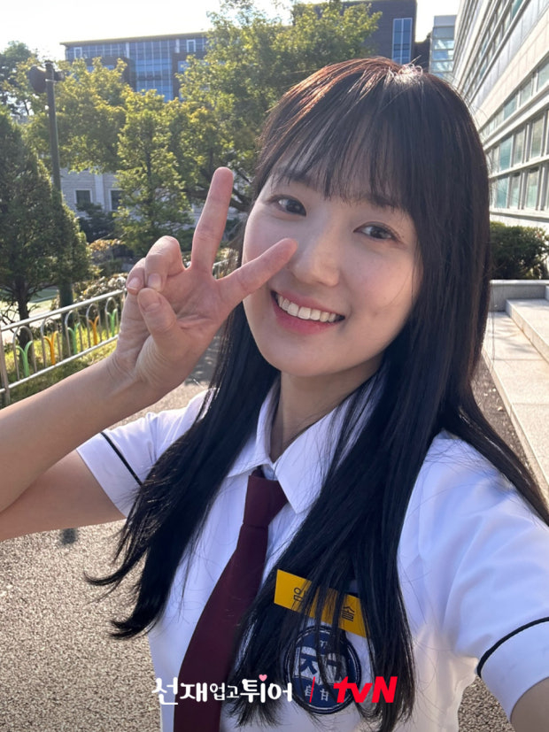 金惠奫則化身潛入校園辦案的「臥底刑警」