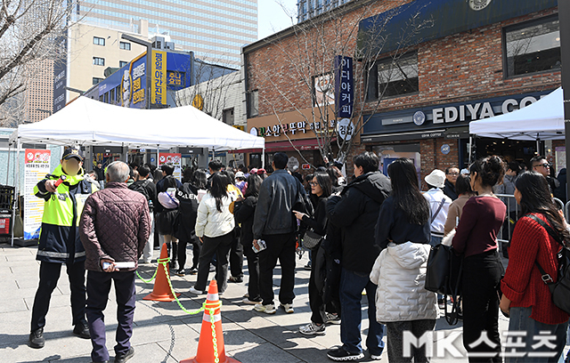 光化門站附近等待搜身的隊伍