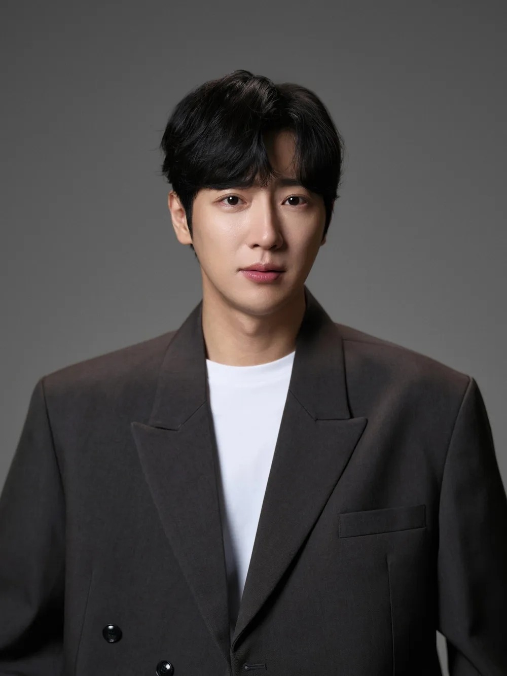 李相燁飾演電影製作公司代表「徐仁旭」。