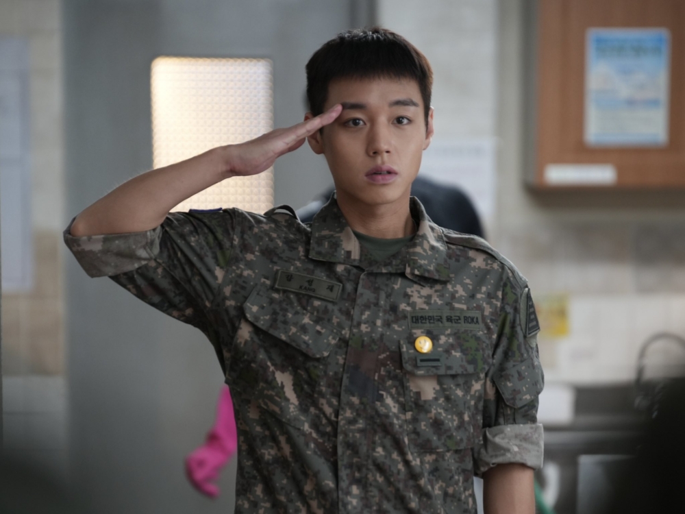 朴志訓飾演炊事兵「江成宰」
