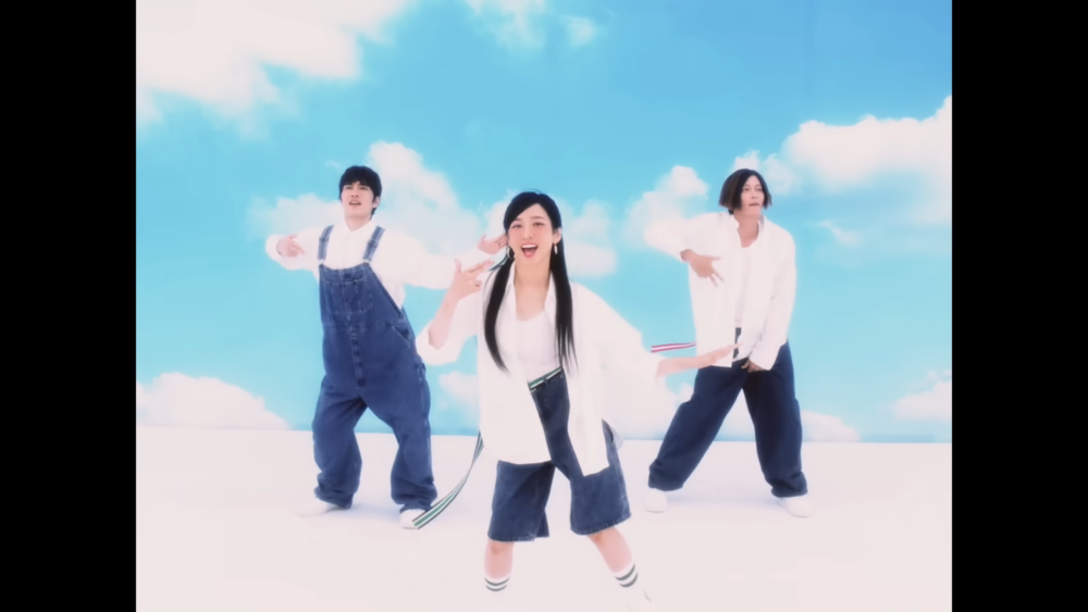 三人組團推出的單曲〈Love is〉MV也已於近日上線