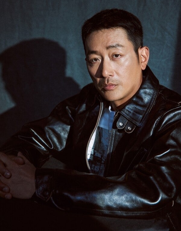 河正宇則飾演新軍部獨裁政權的核心人物「全斗煥」